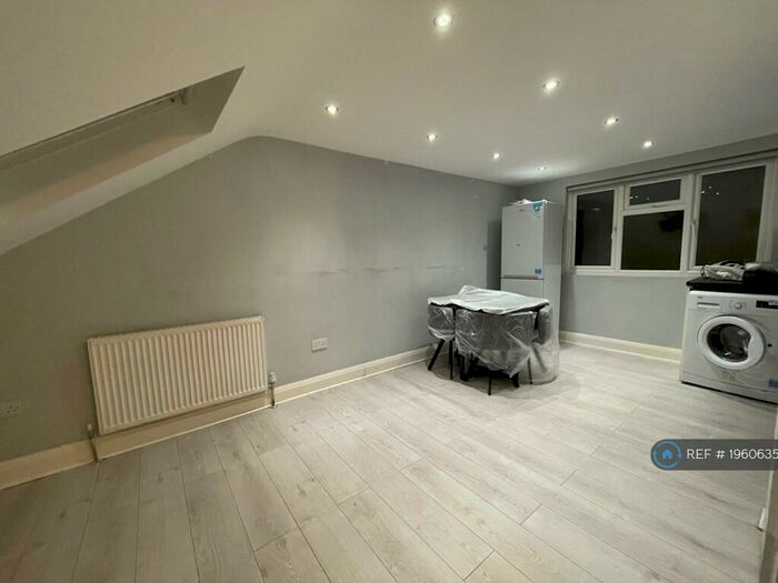 3 Bedroom Flat To Rent In Bellamy Drive, Stanmore, HA7