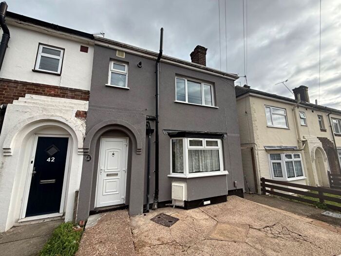 3 Bedroom Semi-Detached House For Sale In Harefield Road, Luton, LU1