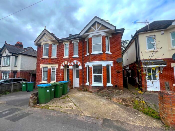 4 Bedroom Semi-Detached House To Rent In Hillside Avenue, Bitterne Park, Southampton, Hampshire, SO18