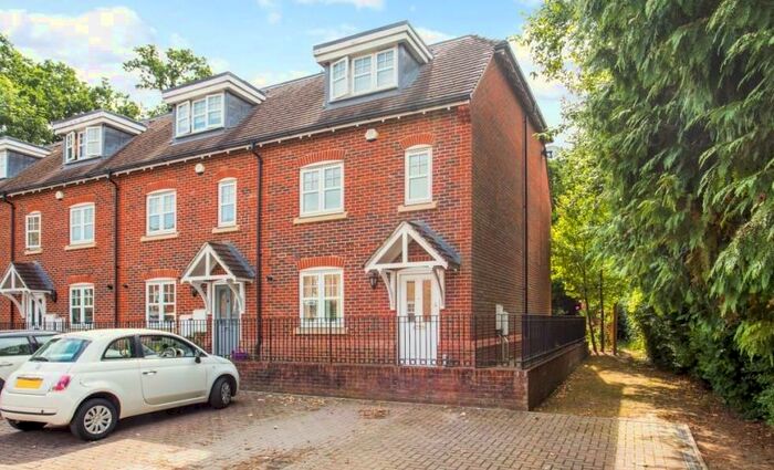 4 Bedroom House To Rent In Rhythe Close, Claygate, KT10