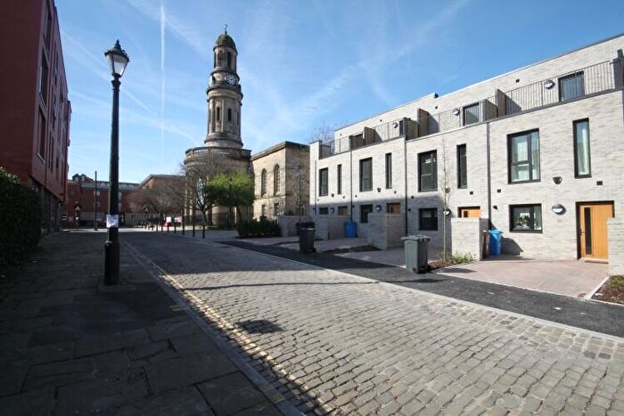 3 Bedroom Town House To Rent In St Philips Square Salford, M3