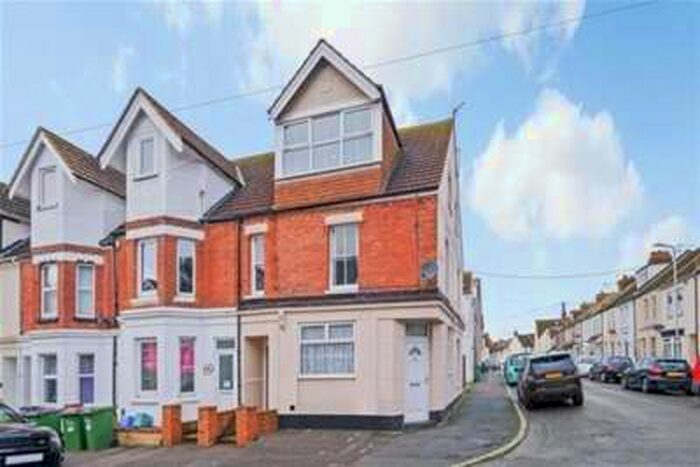3 Bedroom Maisonette Flat To Rent In Linden Crescent, Folkestone, CT19
