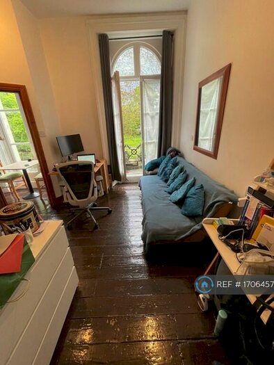 Studio To Rent In Harrington Square, London, NW1