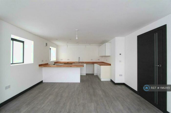 2 Bedroom Flat To Rent In Wesley House, Brompton, Gillingham, ME7