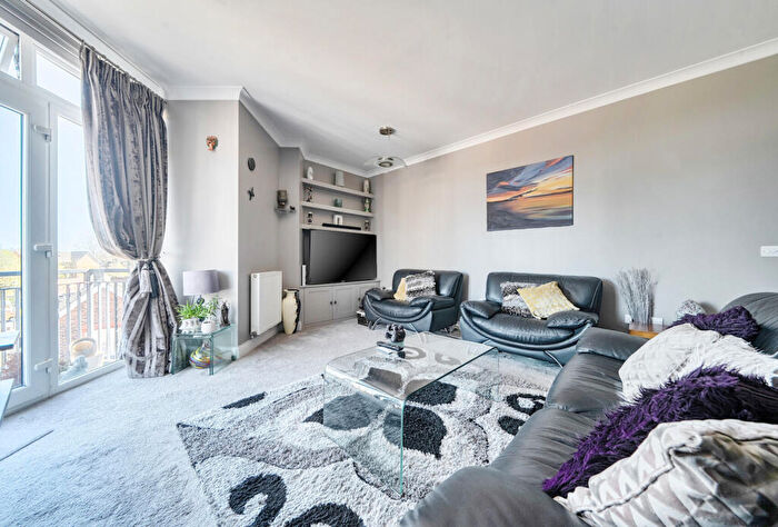 2 Bedroom Apartment For Sale In Lumley Road, Horley, Surrey, RH6