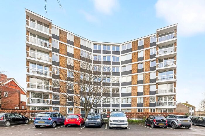 2 Bedroom Flat For Sale In Furze Hill, Hove, BN3