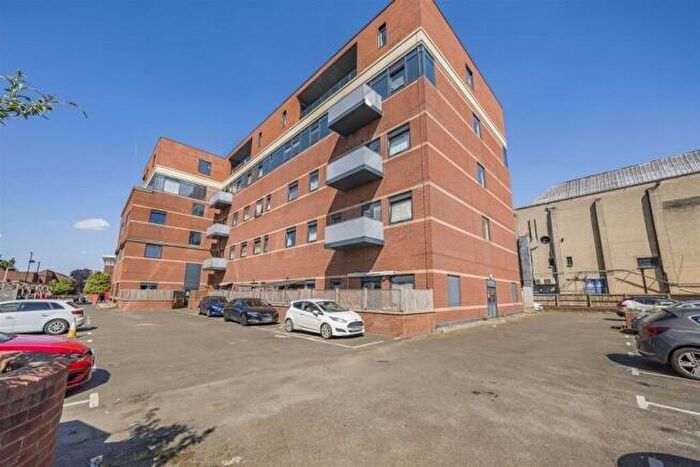1 Bedroom Apartment For Sale In Bath Road, Slough, Berkshire, SL1