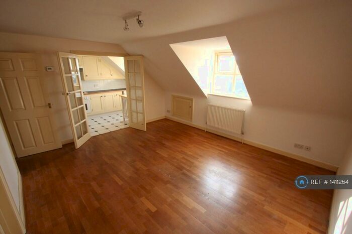 2 Bedroom Flat To Rent In Edward Stone House, Chipping Norton, OX7