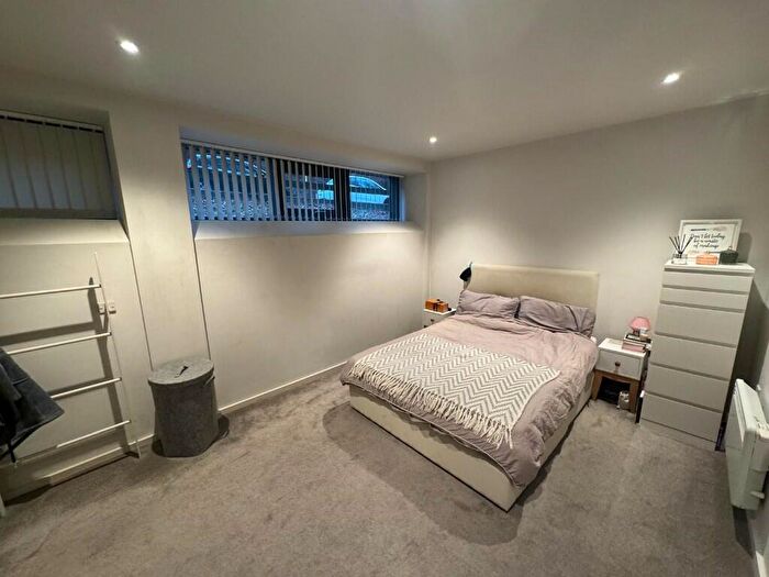 1 Bedroom Flat To Rent In Victoria Road, Leeds, West Yorkshire, LS6