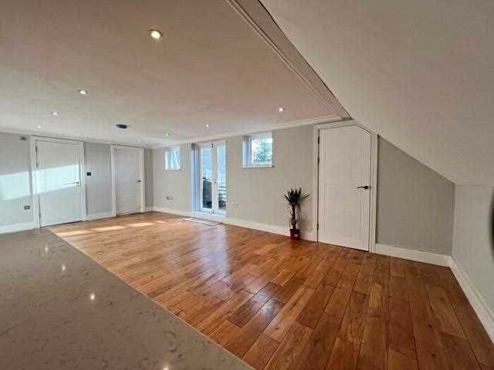 3 Bedroom Flat To Rent In Castlebar Road, Ealing, Ealing, W5