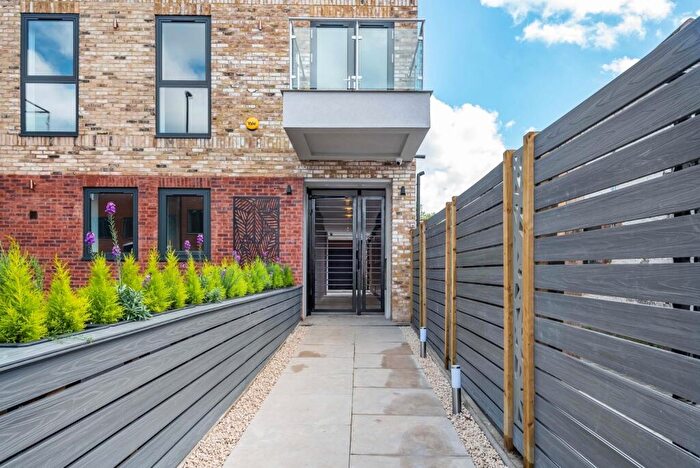 3 Bedroom Flat To Rent In Bellingham Road London, SE6