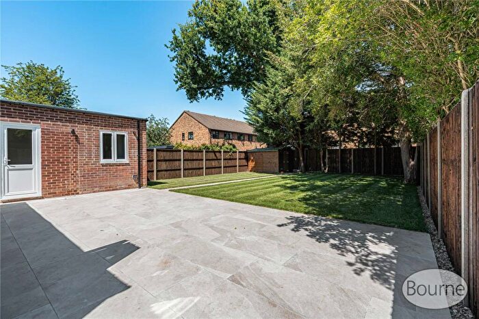 House Of Multiple Occupation To Rent In Loncin Mead Avenue, New Haw, Addlestone, Surrey, KT15
