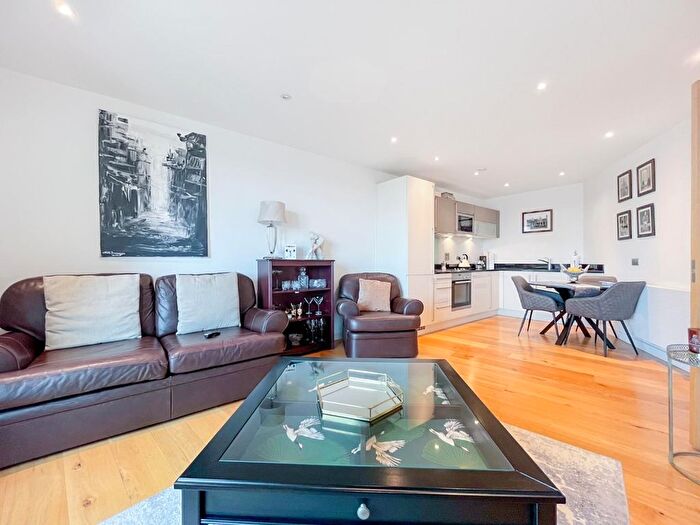 2 Bedroom Flat To Rent In Candle House, Wharf Approach, Leeds, LS1