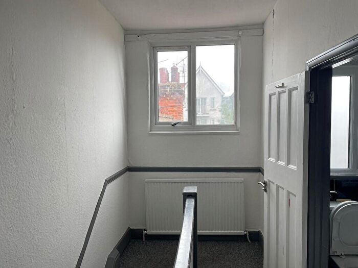 2 Bedroom Flat To Rent In Cobham Road, Westcliff-On-Sea, Essex, SS0