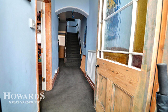 5 Bedroom Semi-Detached House For Sale In Caister Road, Great Yarmouth, NR30