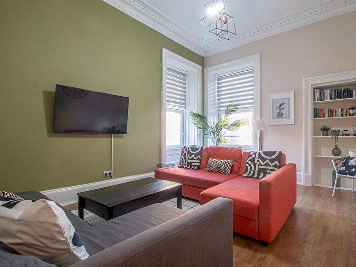 3 Bedroom Flat To Rent In Garnethill, London, G3