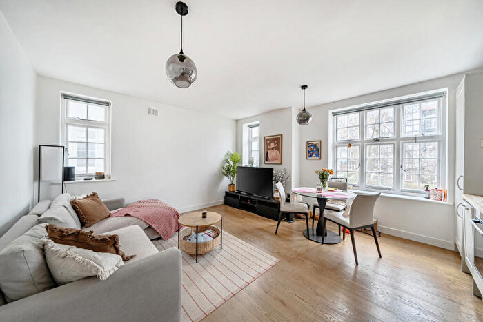 2 Bedroom Flat For Sale In Oakeshott Avenue, London, N6