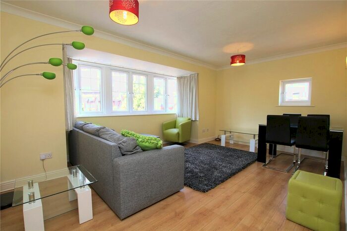 2 Bedroom Flat To Rent In Waterside Gardens, Reading, Berkshire, RG1
