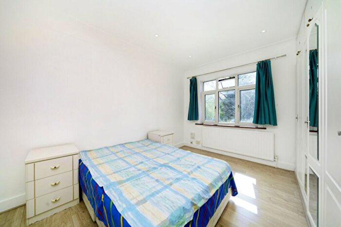 2 Bedroom Flat To Rent In Montpelier Rise, Brent Cross, NW11
