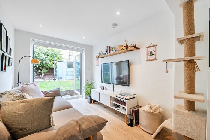 2 Bedroom Flat For Sale In Burford Road, London, SE6