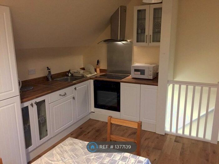 2 Bedroom Flat To Rent In Western Road, Maidstone, ME16