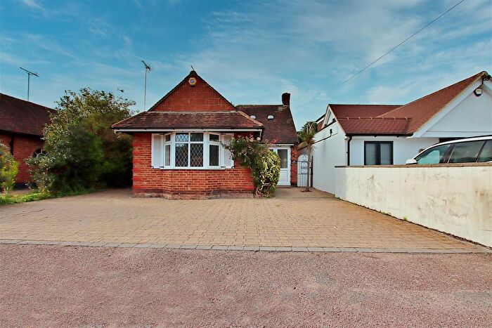 2 Bedroom Bungalow For Sale In Grosvenor Road, Borehamwood, WD6