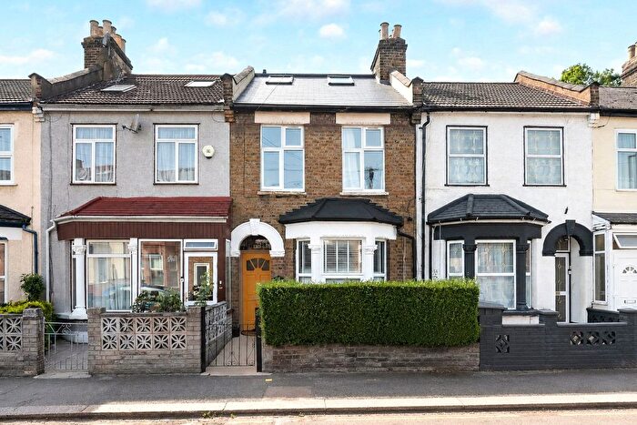 2 Bedroom Flat For Sale In Edinburgh Road, Walthamstow, London, E17