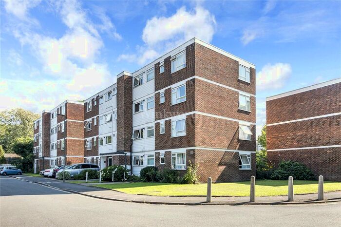 3 Bedroom Flat To Rent In Parkwood, Beckenham, BR3