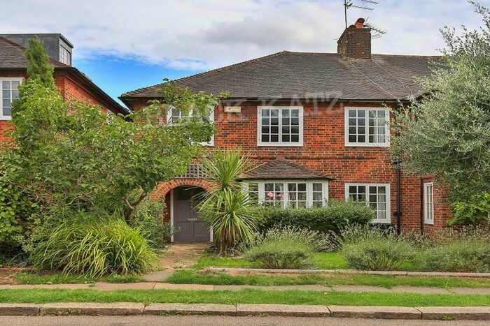 3 Bedroom Flat To Rent In Cascade Avenue, N10