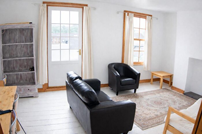 4 Bedroom House To Rent In Mount Pleasant, Bangor, LL57