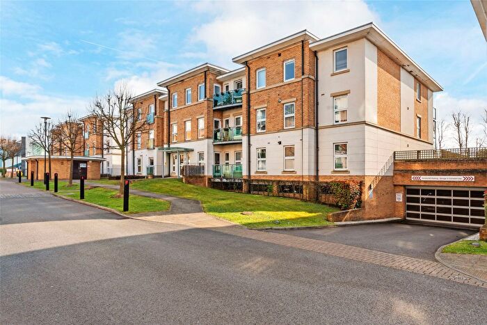 2 Bedroom Flat For Sale In Highbury Drive, Leatherhead, Surrey, KT22