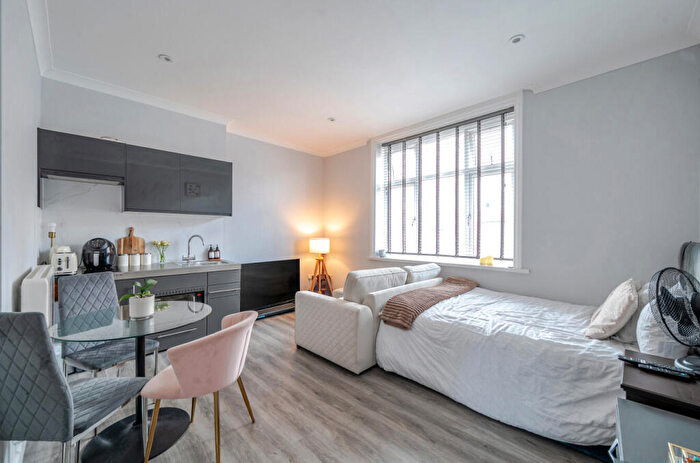 Apartment To Rent In High Road, Willesden Green, London, NW10