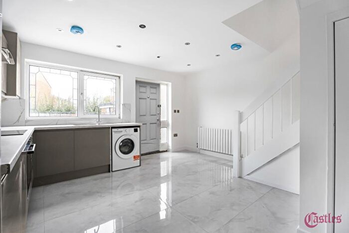 3 Bedroom Ground Maisonette To Rent In Castle Close, Hackney, E9