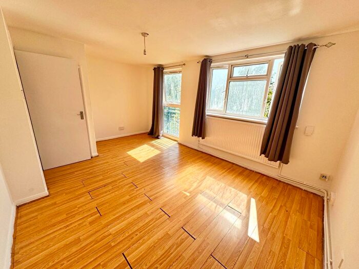 3 Bedroom Flat To Rent In Birch House, Acacia Road, N22