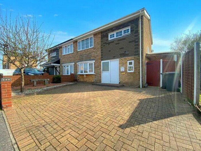 3 Bedroom Semi-Detached House To Rent In Gelding Close, Luton, LU4