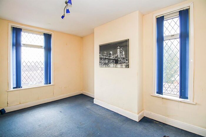 3 Bedroom End Terrace House For Sale In Hawthorne Terrace, Wakefield, WF2