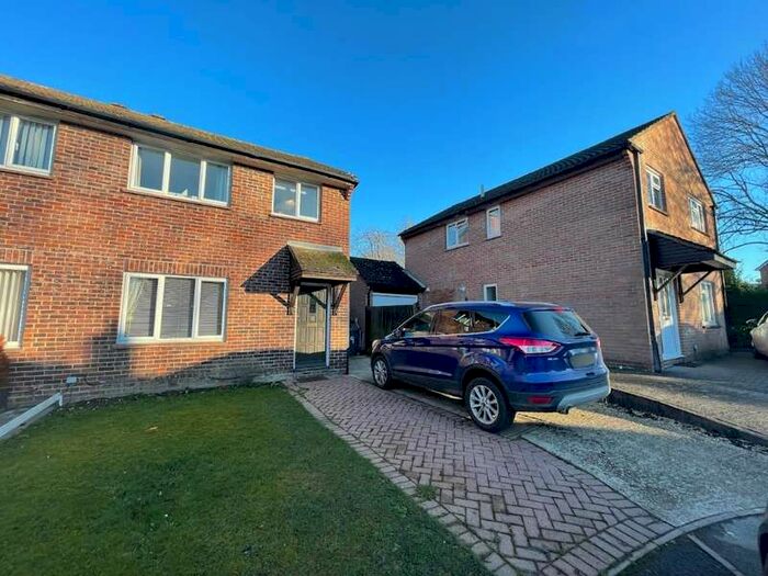 3 Bedroom Detached House For Sale In Stratfield Avenue Tadley, RG26