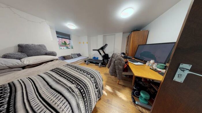 6 Bedroom Property To Rent In Newport Gardens, Headingley, Leeds, LS6