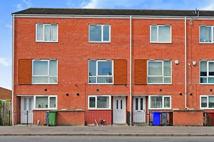 4 Bedroom Town House To Rent In Stockport Road, Manchester, M13