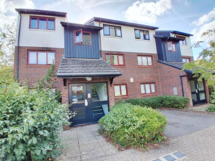 1 Bedroom Flat For Sale In Marina Approach, Hayes, UB4