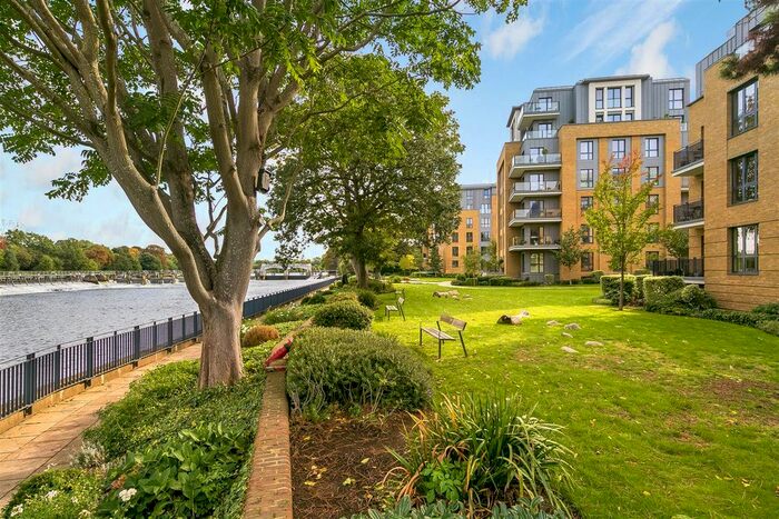 3 Bedroom Flat To Rent In Pinewood Gardens, Teddington, TW11