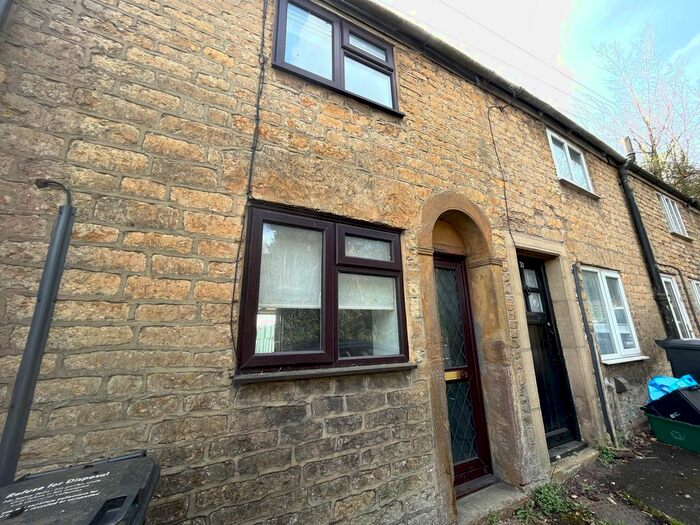 2 Bedroom Property To Rent In West Street, Crewkerne, TA18