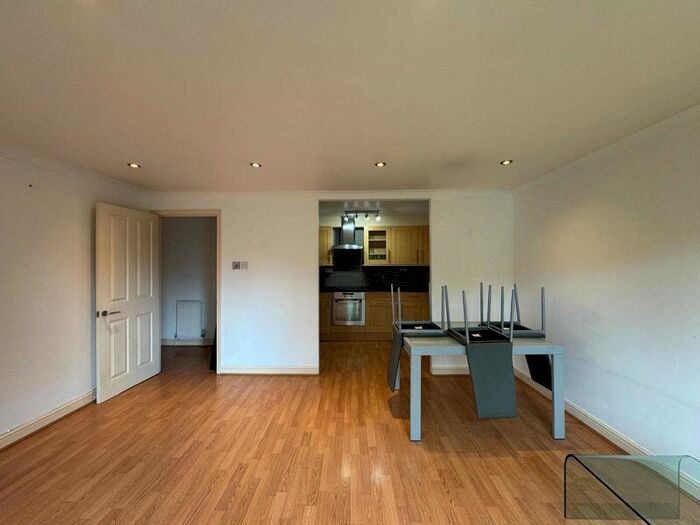 2 Bedroom Flat To Rent In Grenville Place, London, NW7