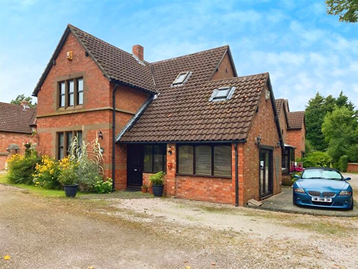 4 Bedroom House To Rent In Mill Lane, Bulkington, CV12