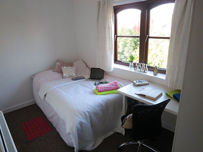 4 Bedroom Semi-detached House To Rent In Avon Gardens, Nottingham, NG2
