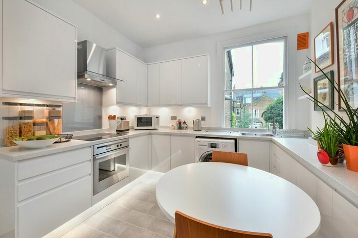 2 Bedroom Flat To Rent In Quarry Road, London, SW18