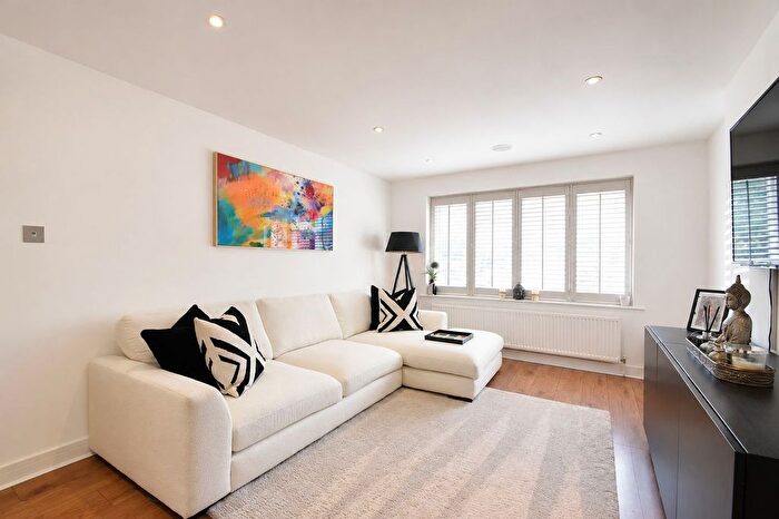 2 Bedroom Maisonette To Rent In Royston Avenue, Byfleet, West Byfleet, KT14