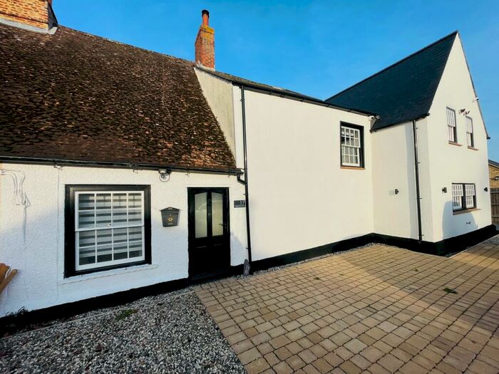 3 Bedroom Semi-Detached House To Rent In High Street, Sutton, SG19