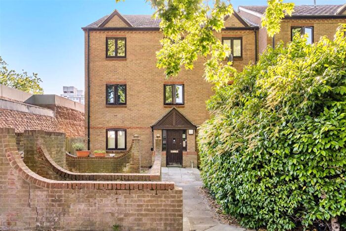 1 Bedroom Apartment For Sale In Fairfield East, Kingston Upon Thames, KT1