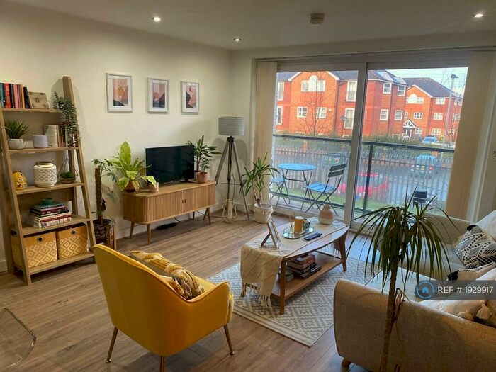2 Bedroom Flat To Rent In Hall Lane, Manchester, M23